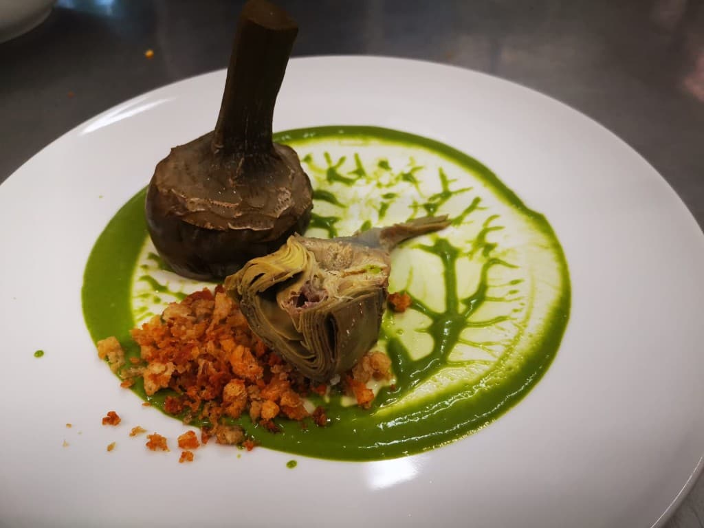 Artichokes in different textures on a creamy base — Monteforte Irpino restaurant